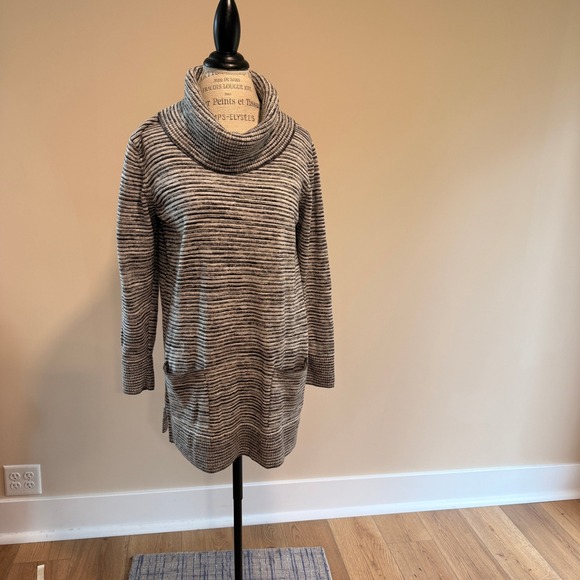 eight eight eight Sweaters - Eight Eight Eight Women's Black/White Turtle‎ Neck Sweater Size L